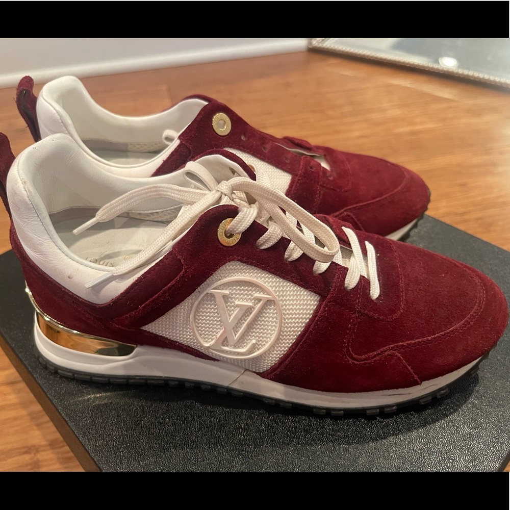 Louis Vuitton sneaker .